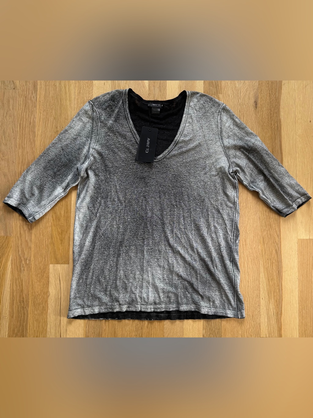 Avant Toi Linen Three-Quarter V-Neck Shirt.